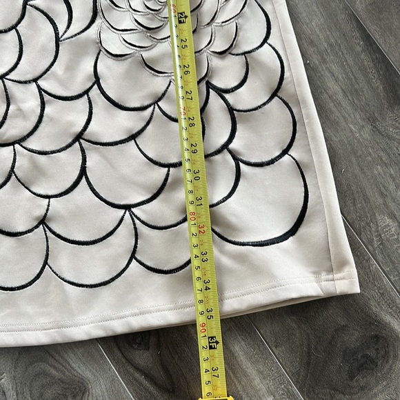 Beautiful cut out flowers detail fitted stretch dress - Picture 9 of 11